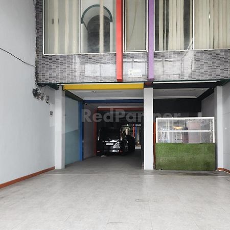 RedDoorz near Plaza Pondok Gede Hotel Jakarta Bagian luar foto