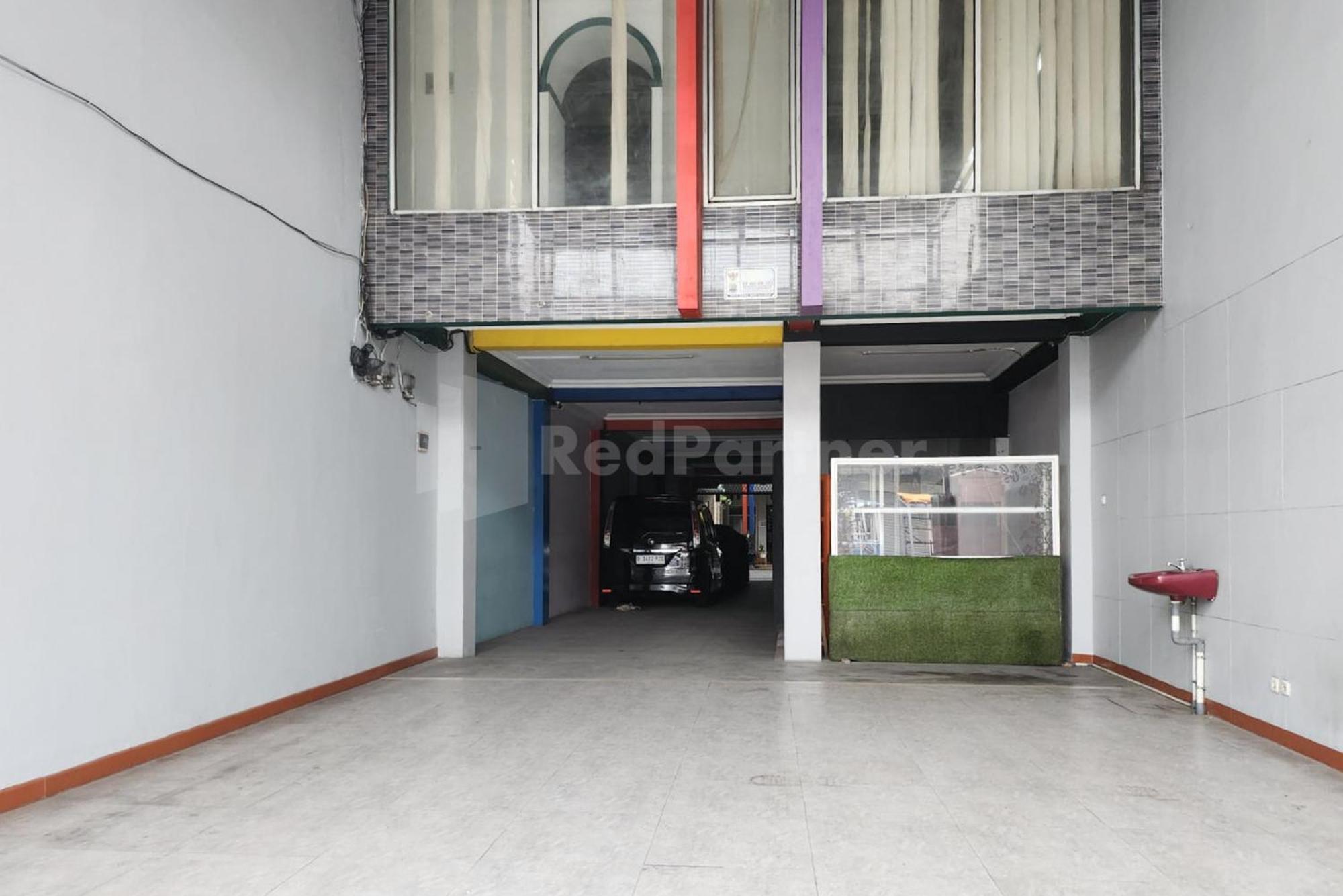 RedDoorz near Plaza Pondok Gede Hotel Jakarta Bagian luar foto