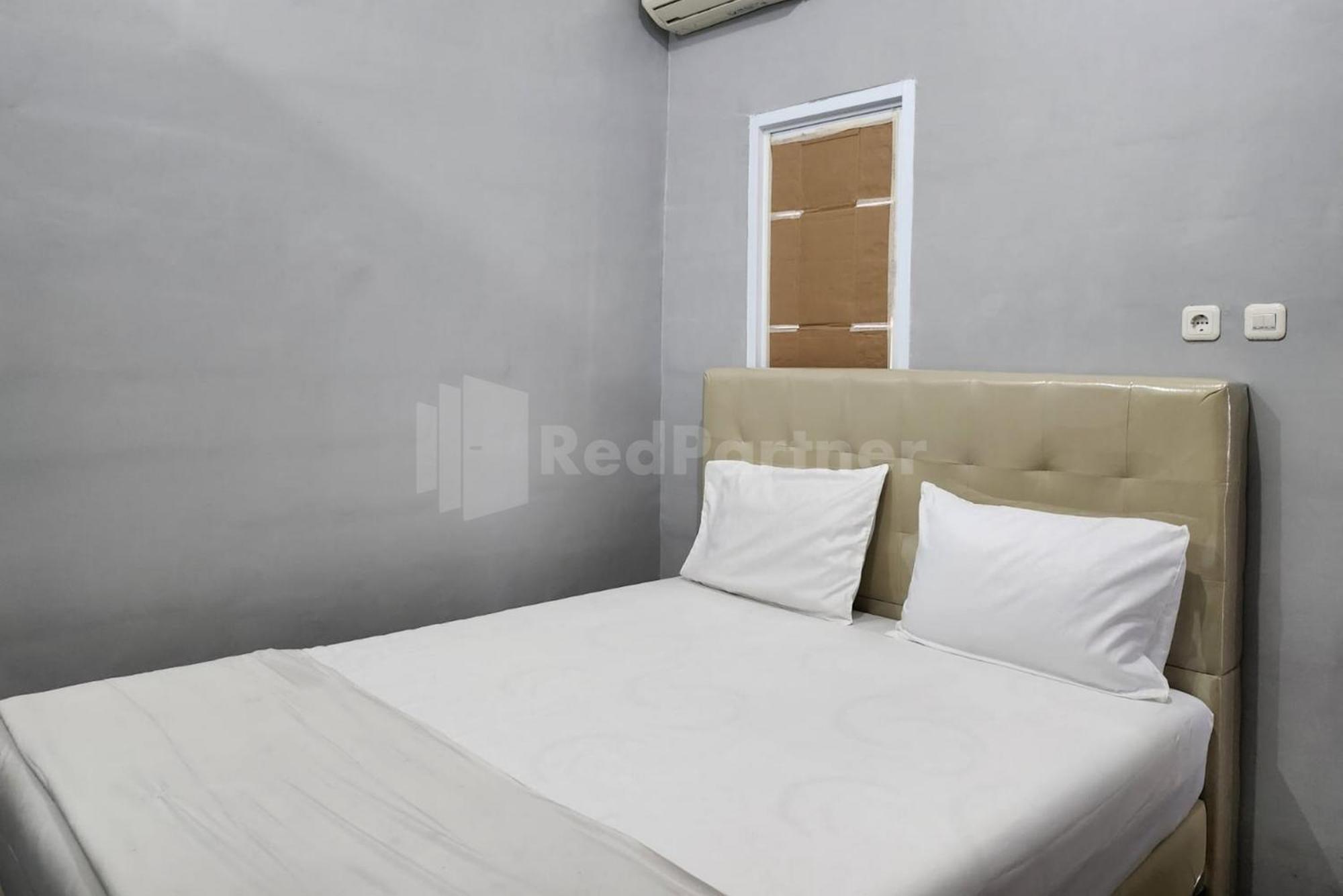 RedDoorz near Plaza Pondok Gede Hotel Jakarta Bagian luar foto