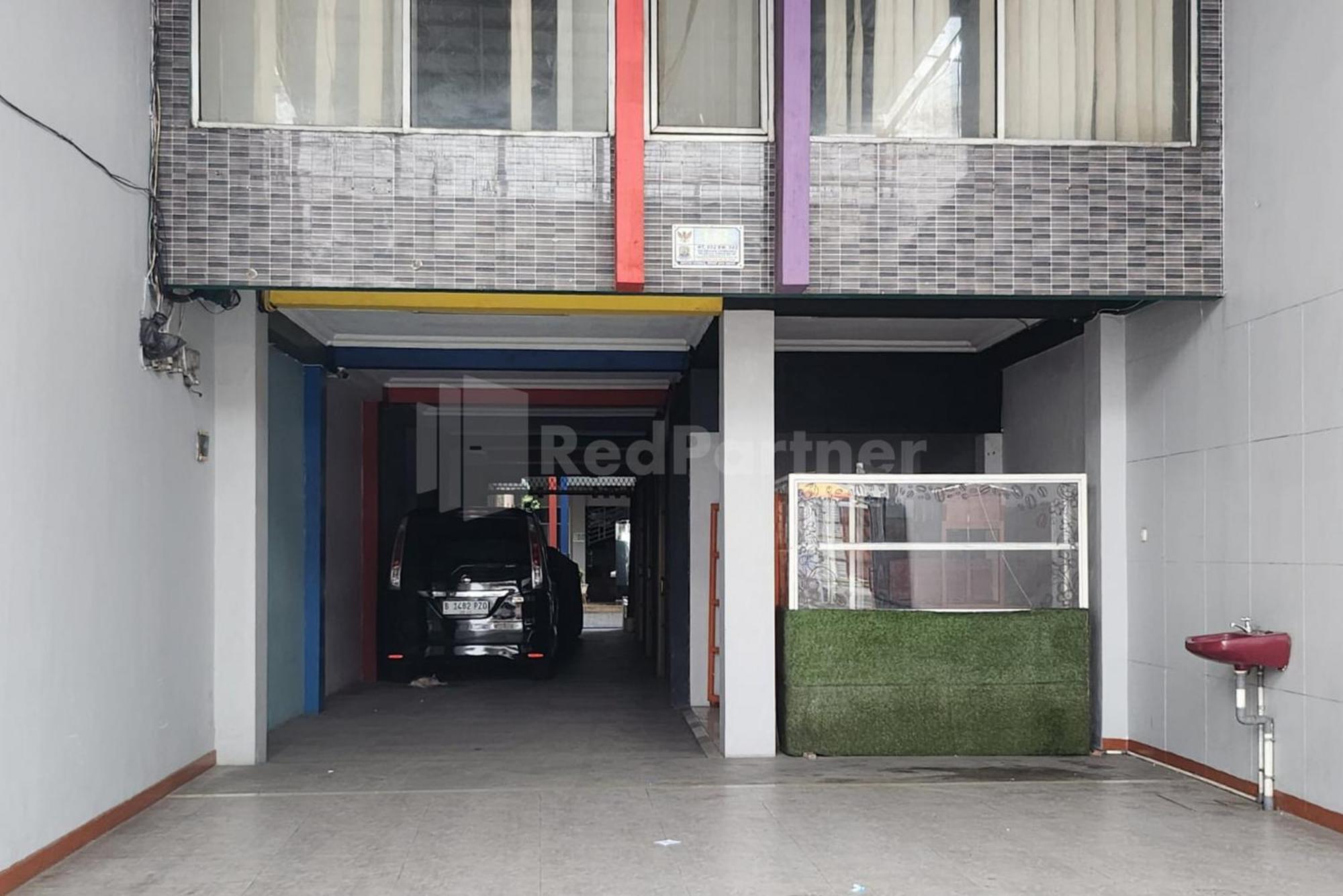 RedDoorz near Plaza Pondok Gede Hotel Jakarta Bagian luar foto