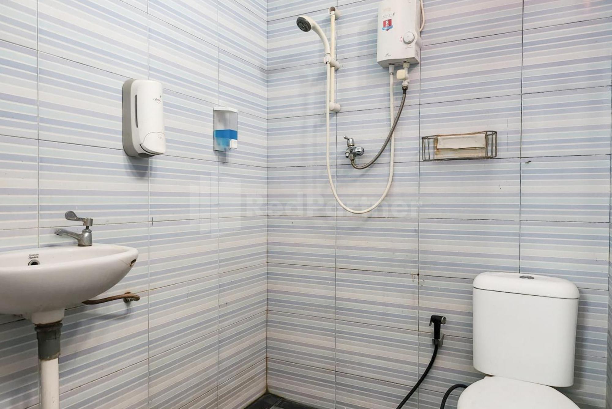 RedDoorz near Plaza Pondok Gede Bekasi Bagian luar foto