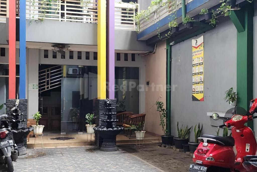 RedDoorz near Plaza Pondok Gede Hotel Jakarta Bagian luar foto