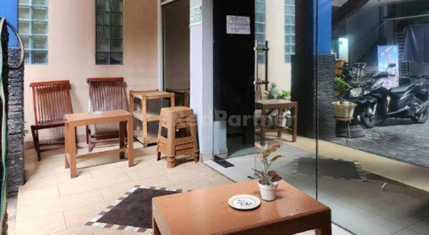 RedDoorz near Plaza Pondok Gede Hotel Jakarta Bagian luar foto